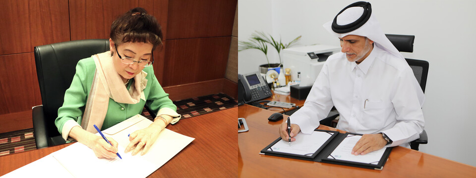 (재)기후변화센터 유영숙 이사장(왼쪽)과 GCC Dr. Yousef Mohamed Al-Horr Founding Chairman이 협약서에 서명하고 있다.
