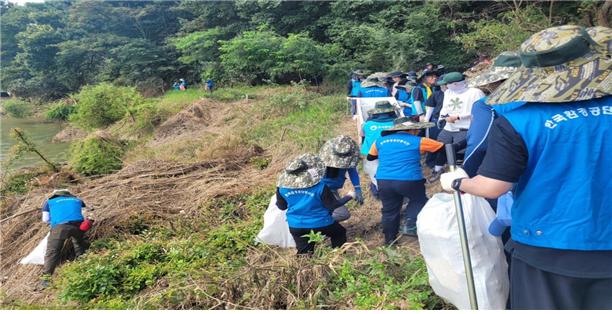 한국환경공단은 8월 1~2일 이번 집중호우로 인한 수해복구에 동참하기 위해 110여 명의 임직원들이 예천군 수해 피해지역 복구 지원활동을 펼쳤다.