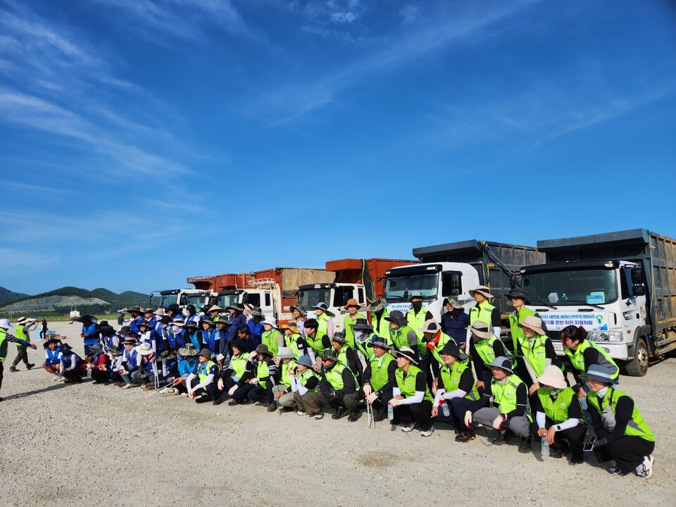 한국환경공단이 9일 새만금 세계 잼버리대회 현장 폐기물 처리 등의 지원을 위해 임직원들이 자원봉사활동을 펼치고 있다.