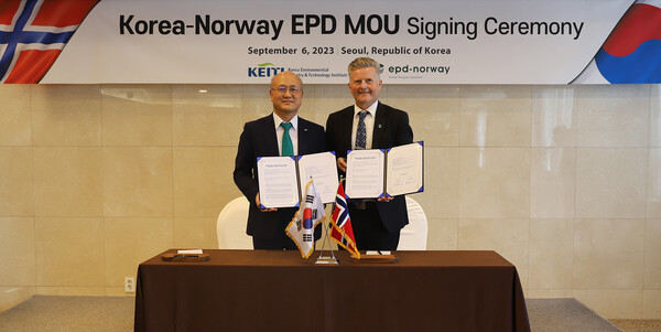 최흥진 한국환경산업기술원장(왼쪽), 하콘 하우안 EPD 노르웨이 대표