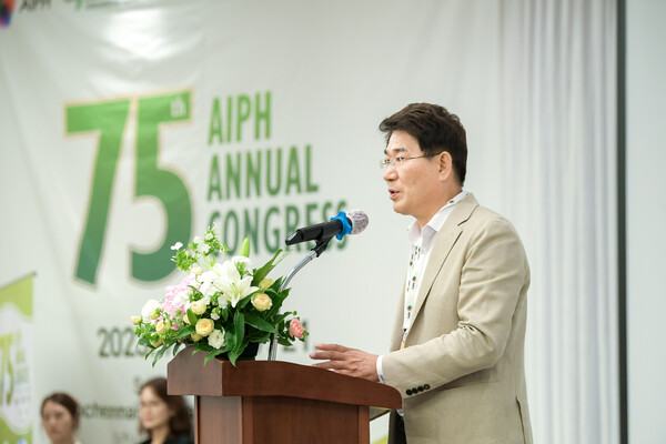 지난 17일 AIPH 환영 만찬행사에 참석한 노관규 이사장(순천시장)이 환영사를 하고 있다 (2)