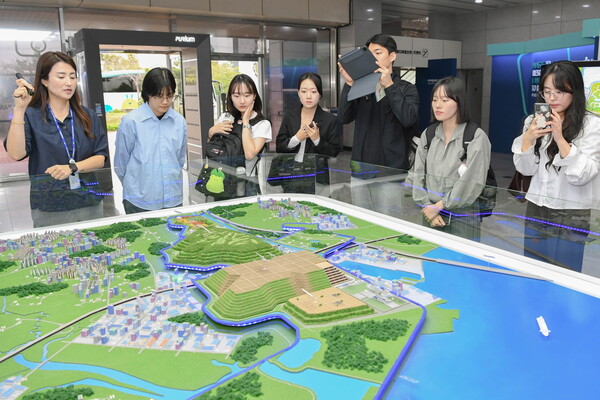 지난 25일 ‘제3회 인천 공기업 ESG경영혁신 아이디어 공모전’에 참여한 인하대학교 학생들이 수도권매립지 현장을 견학하고 있다.