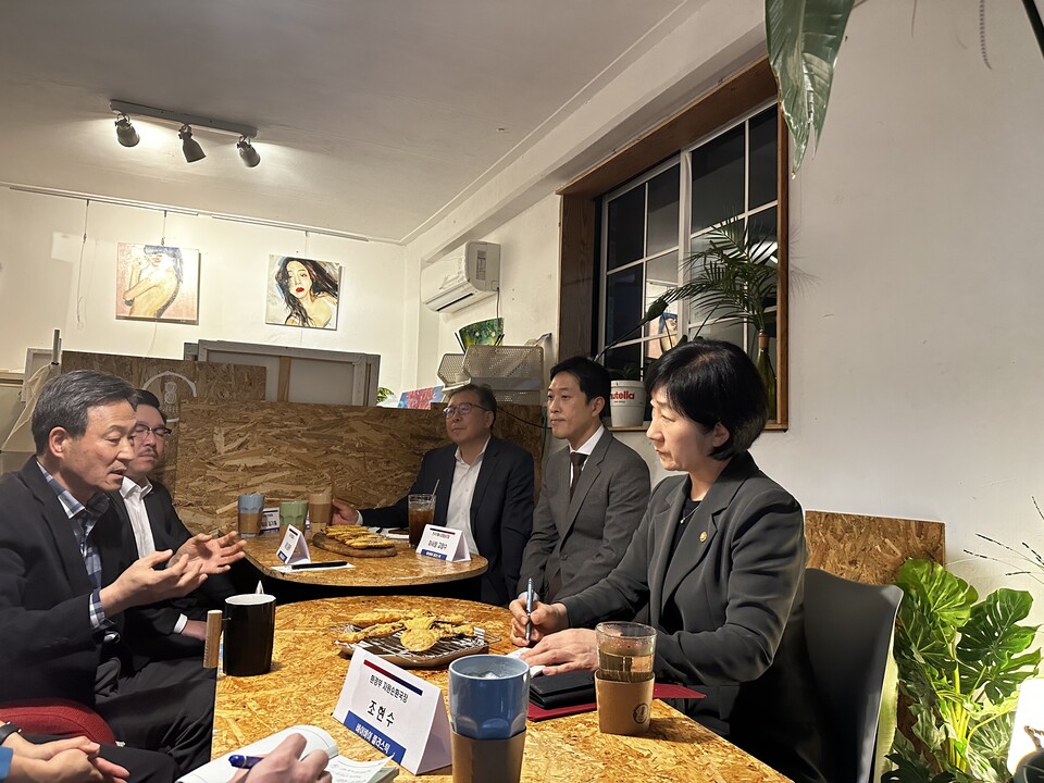 한화진 장관(오른쪽)이 지난 2일 오후 서울 양천구에 소재한 개인 커피전문점에서 일회용품 사용제한 강화에 대한 소상공인의 의견을 직접 듣고 있다.