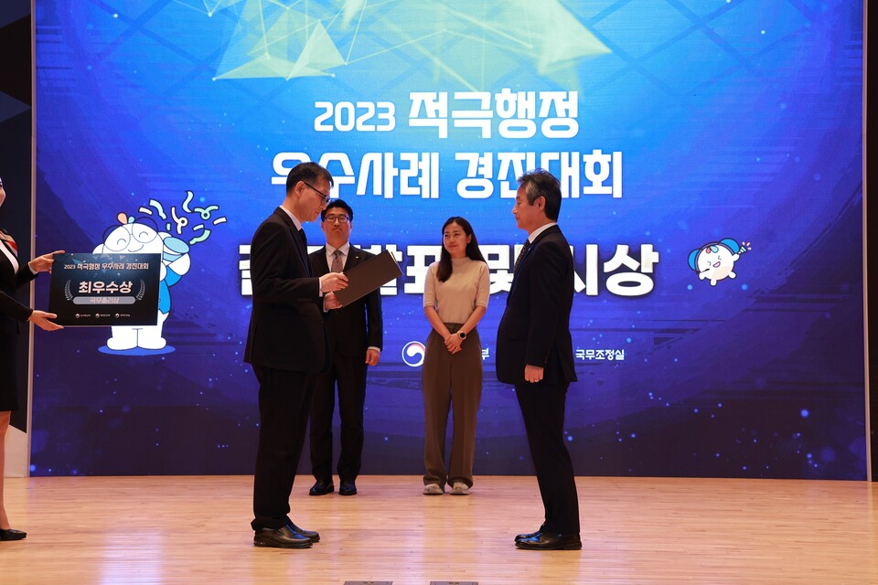 한국환경공단 안병옥 이사장(오른쪽)이 지난 8일 ‘2023년 적극행정 우수사례 경진대회에서’ 인사혁신처 이인호 차장(왼쪽)으로부터 ‘국무총리상’을 수상하고 있다.