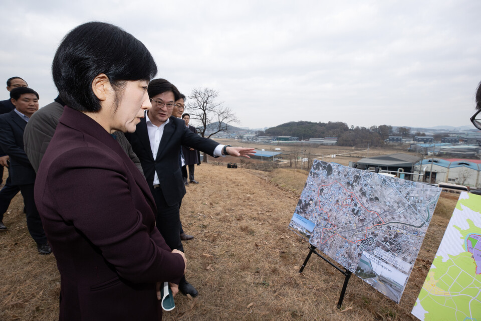 한화진 환경부 장관이 김포 환경재생 혁신복합단지 조성 예정지를 살펴보고 있다.