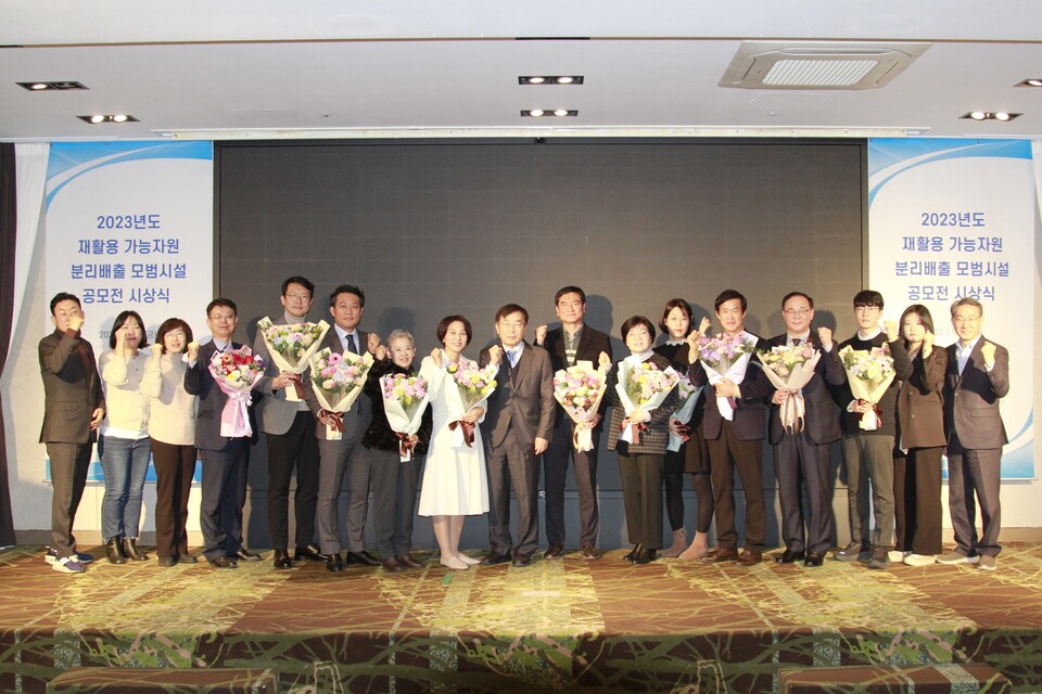 수상자들의 단체사진 촬영 모습.