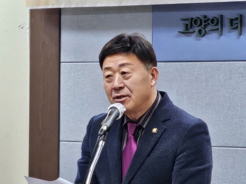 김영식 고양특례시 의회 의장이 기자간담회를 하고 있다.