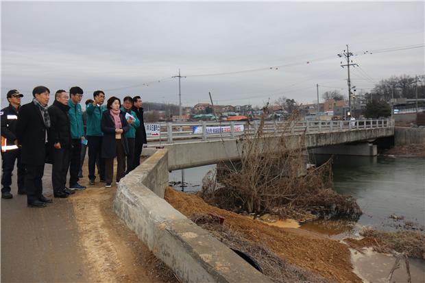 송옥주 의원이 손임성 화성시 부시장과 함께 방재작업 현장을 둘러보고 있다.