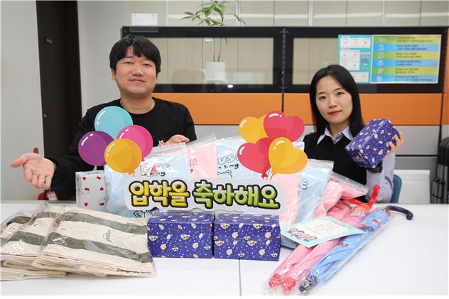 한국환경산업기술원 직원들이 2024년 초등학교에 입학하는 자녀를 둔 직원 가정에 전달할 축하 선물을 준비하고 있다.